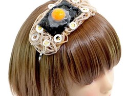 Aksesori Rambut Ini Bentuknya Seperti Makanan Sungguhan, Siapa Mau Pakai?