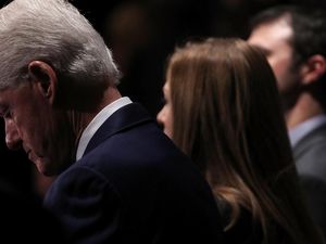 Para Perempuan yang Menembak Clinton Para Perempuan yang Menembak Clinton