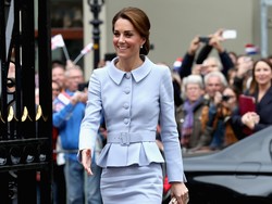 Kate Middleton Terlihat Seperti Putri Diana dengan Baju Biru Ini