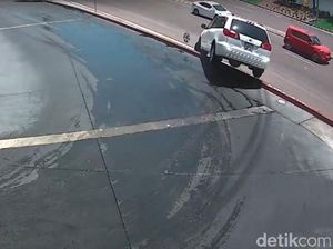 Waduh, Usai Dicuci, Mobil Terjungkir