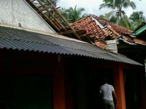 Angin Puting Beliung Terjang Kawasan Parigi Pangandaran, Puluhan Rumah Rusak