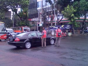 Mobil Mercy yang Parkir di Tengah Jalan Mampang karena Kehabisan Bensin