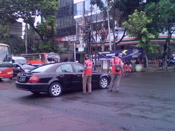 Kehabisan Bensin, Mercy Parkir 30 Menit di Tengah Jalan Mampang