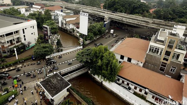 Penampakan Kali Krukut yang Sebabkan Banjir di Kemang