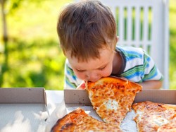 Agar Tak Berlebihan Berikan Makanan pada Anak, Lakukan Hal Praktis Ini