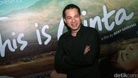 Gaya 12 Artis Ganteng Saat Jadi Cover Boy 90-an, Jadul Tapi Imut