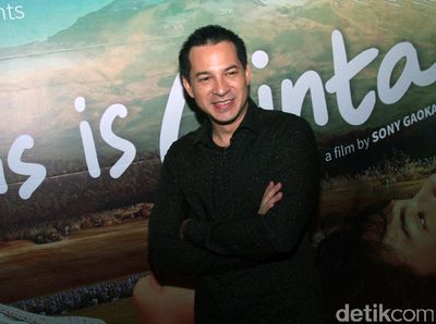 Gaya 12 Artis Ganteng Saat Jadi Cover Boy 90-an, Jadul Tapi Imut