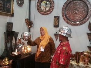 Pilih Jadi Seniman Logam, Wanita Ini Sukses Tembus Pasar Ekspor