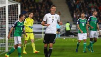 Julian Draxler merayakan gol yang dicetaknya di menit ke-13. Kai Pfaffenbach/Reuters/detikFoto.