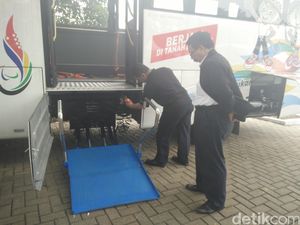 12 Unit Bus Ramah Disabilitas akan Layani Atlet Peparnas 2016 12 Unit Bus Ramah Disabilitas akan Layani Atlet Peparnas 2016