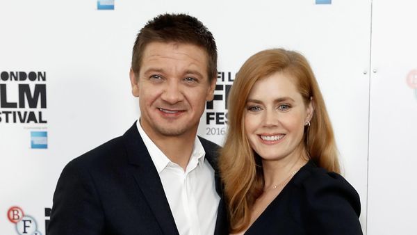 Serasinya Jeremy Renner dan Amy Adams