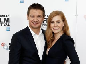 Serasinya Jeremy Renner dan Amy Adams