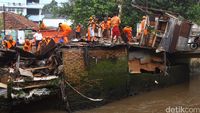 Penertiban Bangunan Liar di Kali Krukut
