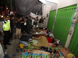 Banjir di Sampang, Wagub Jatim Temui Pengungsi yang Tidur di Emperan Toko