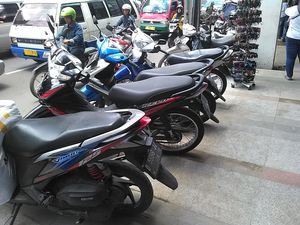 Motor dan PKL Kuasai Trotoar Cantik di Pasar Baru Bandung