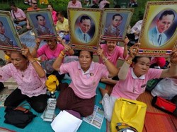 Khawatirkan Kesehatan Raja Thailand, Ratusan Warga Datangi Rumah Sakit Bangkok