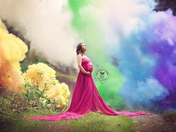 Foto Ibu Hamil Berlatar Asap Pelangi Jadi Viral