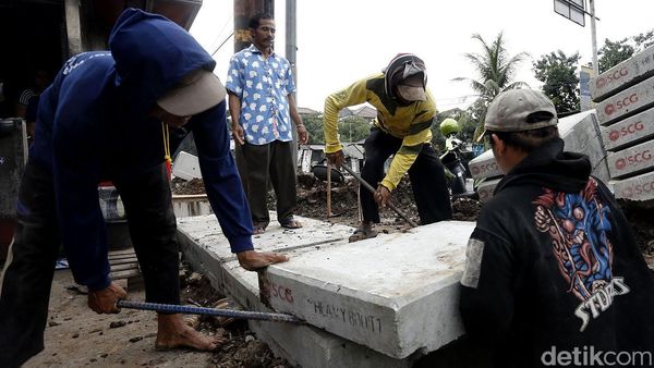 Perbaikan Saluran Air di Jalan Raya Ragunan