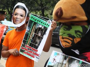 Pecinta Satwa Demo di Balai Kota
