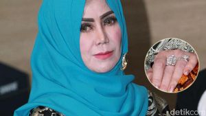 Amy Qanita dan Cincin Berlian di Kedua Tangannya