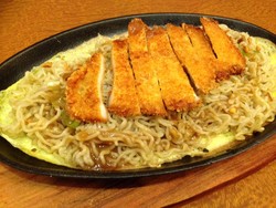 Tori-ichi: Nyam! Ada Yakitori dan Mie Hotplate Bertopping Chicken Katsu