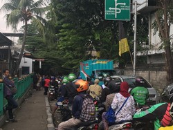 Potret Kemacetan di Depan Stasiun Cawang Akibat Ojek Mangkal
