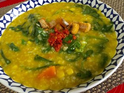 Hangat dan Bergizi, Seporsi Bubur Tinutuan dari Manado