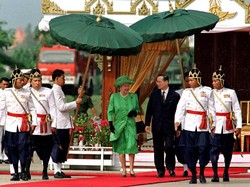 Raja Bhumibol Mangkat, Ratu Elizabeth II Jadi Penguasa Monarki Terlama Dunia