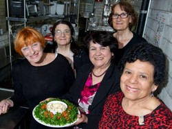 Restoran Ini Lebih Pilih Pekerjakan Nenek Dibanding Chef Profesional