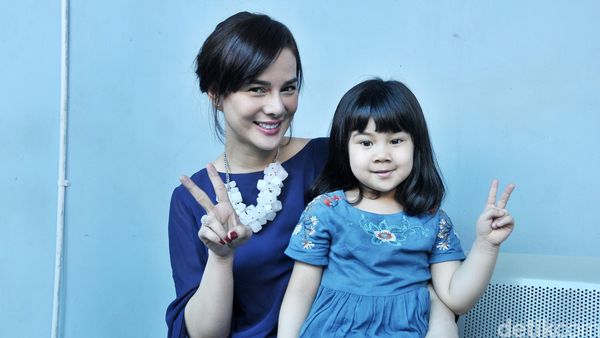 Gemas! Lucunya Astrid Tiar dan Putrinya