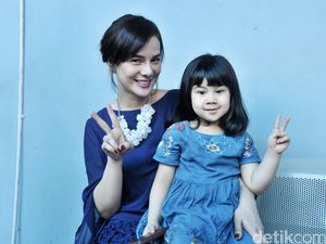 Gemas! Lucunya Astrid Tiar dan Putrinya