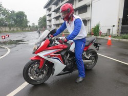 Posisi Tangan yang Baik Saat Mengendarai Motor