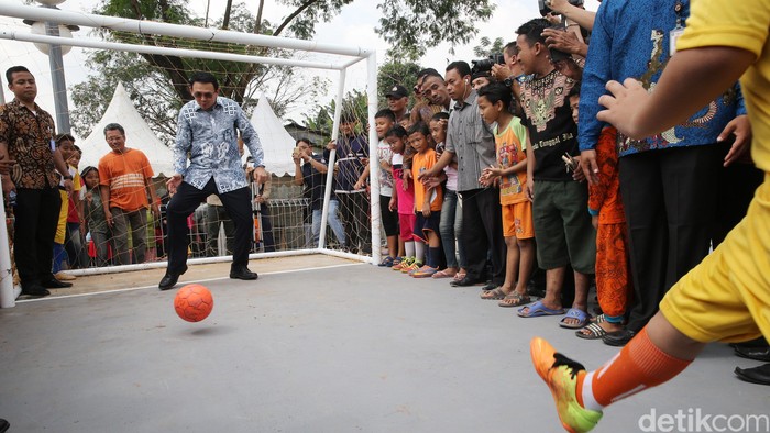 Ahok jadi kiper sepakbola (Foto: Ari Saputra)