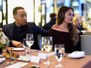 Ups! Chrissy Teigen Makan Lamb Chop yang Sudah Jatuh ke Lantai