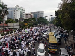 Massa Demo Ahok Berunjuk Rasa di Depan KKP, Lalin Medan Merdeka Timur Ditutup