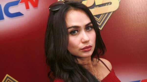 Bebizie Menggoda dengan Dress Merah