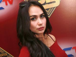 Bebizie Menggoda dengan Dress Merah