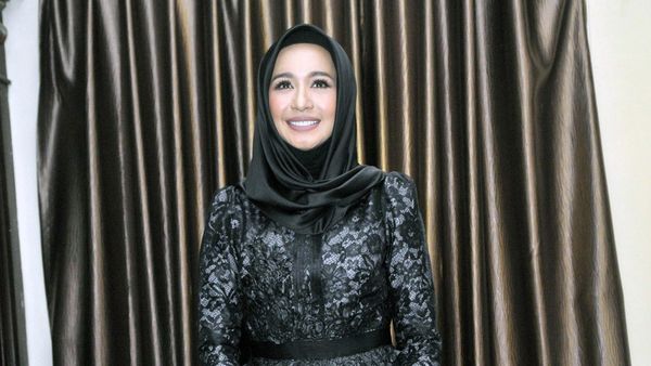 Laudya Cynthia Bella Tampil Cantik Serba Hitam