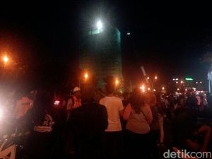 Warga Makin Ramai Saksikan Detik-detik Perobohan Gedung di Bintaro