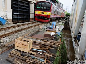 Ada Tawuran di Dekat Stasiun Klender, Perjalanan KRL Terganggu