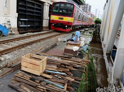 Ada Tawuran di Dekat Stasiun Klender, Perjalanan KRL Terganggu