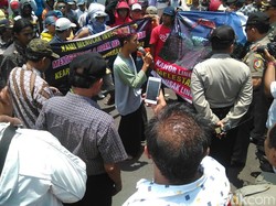 Nelayan Jember Demo Tolak Pembangunan Tambak Udang