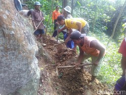 Hindari Longsor Besar, Warga Trenggalek di Sekitar Tanah Retak Buat Parit