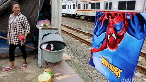 Geliat Warga di Sepanjang Jalur KRL Petamburan