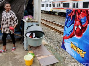 Geliat Warga di Sepanjang Jalur KRL Petamburan