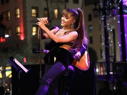 Harunya Ariana Grande Raih Artist of the Year AMA 2016