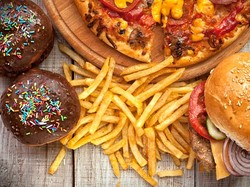 Kalau Sering Makan Junk Food, Imbangi dengan Konsumsi Salmon Dua Kali Seminggu