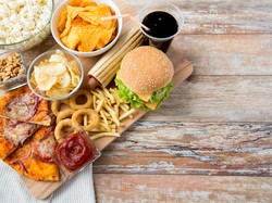 Keseringan Pilih Menu Junk Food untuk Makan Siang, Ini Efek Buruknya