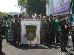 Rombongan Kirab Resolusi Jihad Disambut Seniman Hadrah