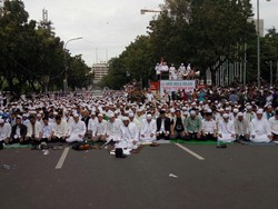 Massa Pendemo Ahok Salat Asar Berjamaah di Depan Balai Kota